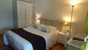 Letto o letti in una camera di Hotel La Bastie d'Urfé