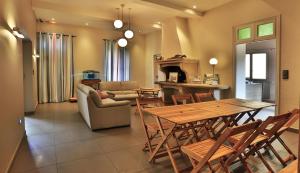 een woonkamer met een tafel en stoelen en een bank bij Logis auberge restaurant Du Vigneron in Cucugnan