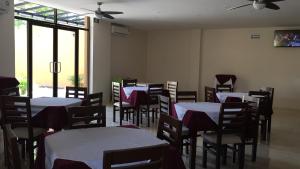 une salle à manger avec des tables et des chaises et un ventilateur de plafond dans l'établissement Hotel Roazi, à Tizimín 19 autres photos