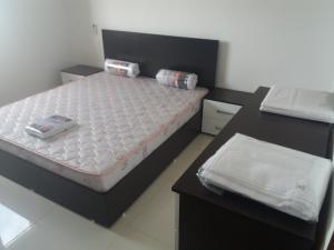 una habitación con una cama y un escritorio con dos colchones en Moderne Appart Tlemcen, en Tlemcen