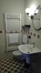 y baño con lavabo blanco y espejo. en B&B da Miriam, en Castelnuovo del Garda