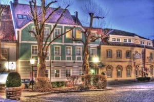 ein großes Gebäude mit Bäumen davor in der Unterkunft Hotel Florianerhof in Markt Sankt Florian