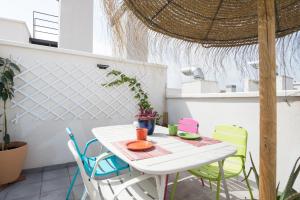 einen weißen Tisch und Stühle auf einer Terrasse in der Unterkunft Historic Centre + Rooftop + Parking in Málaga