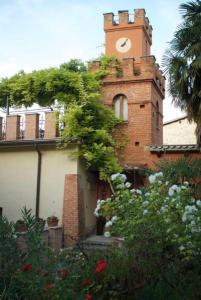 un edificio con una torre dell'orologio sopra di Il Giardino Segreto di Ascoli Piceno ad Ascoli Piceno