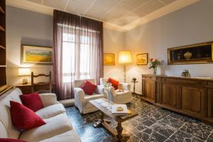 フィレンツェにあるLa Farina Suite Homeのリビングルーム(ソファ2台、テーブル付)