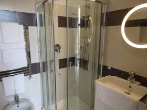 łazienka z przeszkloną kabiną prysznicową i umywalką w obiekcie Glam Resort Villa Maria Luigia w mieście La Spezia +37 zdjęć