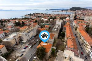 an aerial view of a city with a blue sign at Luxury Rooms Floramye in Split