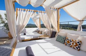 salon z białymi meblami i oknami w obiekcie Gatzara Suites Santa Gertrudis w mieście Santa Gertrudis de Fruitera