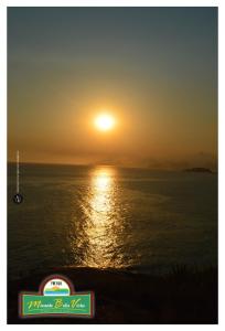 zachód słońca nad oceanem i słońce na niebie w obiekcie Mirante Bela Vista w mieście Niterói