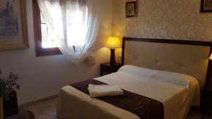 pokój hotelowy z łóżkiem i oknem w obiekcie Villa Vid-Bil Calpe w mieście Calpe