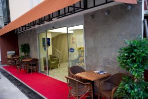 un restaurante con mesas y sillas sobre una alfombra roja en Best Fulya Suites, en Estambul