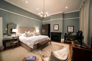 The Milner by The Oyster Collection客房内的一张或多张床位