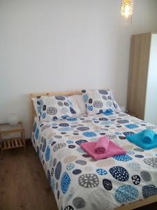 um quarto com uma cama com dois chapéus em Casa Das Gaivotas em Sesimbra