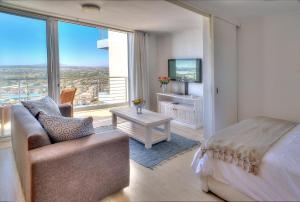 Μια τηλεόραση ή/και κέντρο ψυχαγωγίας στο Horizon Bay 1404 by HMH