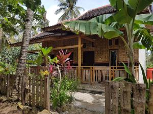 Gallery image of Red Island Bungalows in Pasanggaran