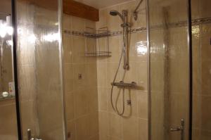una ducha con puerta de cristal en un baño en Gite du gros pommier, en Saulxures 10 fotos más