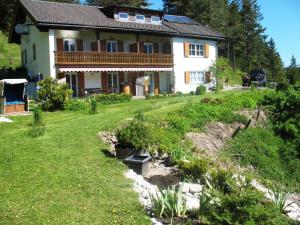 ein Haus mit Garten davor in der Unterkunft Bäckeralm© - B&B 16 + in Mittenwald