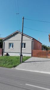 eine Stange an der Seite einer Straße mit einem Haus in der Unterkunft HALEX 4 in Bojná