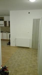 Zimmer mit einer weißen Wand und Holzböden in der Unterkunft HALEX 4 in Bojná