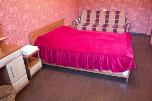 ヴィーンヌィツャにあるApartments near centerのベッドルーム1室(赤いベッドカバー付)
