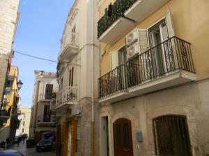 un edificio con balcones en una calle de la ciudad en Casa Marylisa, en Bari