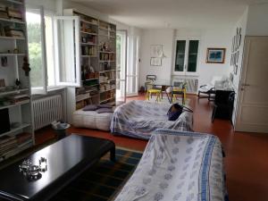 - un salon avec un canapé et une table dans l'établissement Olivo apartment with sea view, à Portovenere