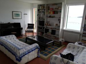 ポルトヴェーネレにあるOlivo apartment with sea viewのリビングルーム(ソファ2台、コーヒーテーブル付)