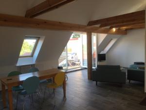 Una sala de estar con una mesa y sillas de madera. en Studio Templin, en Templin