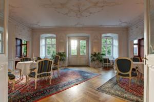 Un televizor și/sau centru de divertisment la Schlosshotel Bad Neustadt