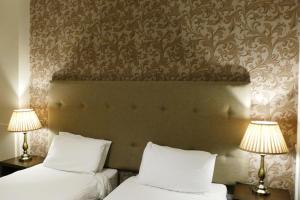 Postel nebo postele na pokoji v ubytování Nesbitt Arms Boutique Hotel