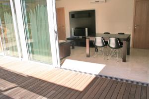 a living room with a dining room table and chairs at L' Escala Resort in L'Escala