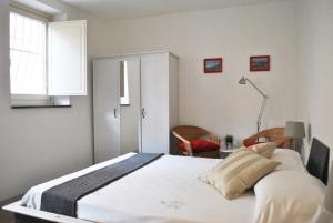 ルッカにあるCasetta in citta'- Seancityのベッドルーム(大型ベッド1台、窓付)