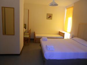 卡馬雷斯的住宿－羅傑爾公館酒店，酒店客房设有两张床和窗户。