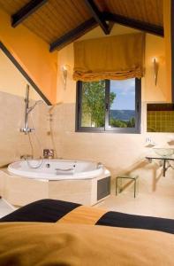 A bed or beds in a room at Alojamiento la Luz de la Sierra