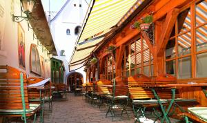 a row of tables and chairs outside of a restaurant at Altstadthotel Bräuwirt in Weiden