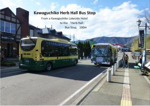 un autobús verde y amarillo y un autobús verde en Kawaguchiko Lakeside Hotel en Fujikawaguchiko