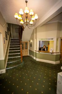 Blick auf die Lobby eines Hotels mit einer Treppe in der Unterkunft The Golf Hotel in Silloth