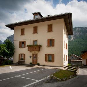 un grande edificio bianco con molte finestre di Appartamenti Sergio Benedetti a Sappada