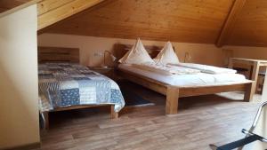 Postel nebo postele na pokoji v ubytování Gästehaus Sproß