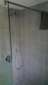 Kylpyhuone majoituspaikassa Ferienwohnung am Modenbach
