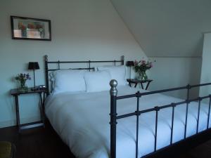 เตียงในห้องที่ Bed & Breakfast Frans Hals Haarlem