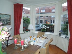 een eetkamer met een tafel en een raam bij Bed & Breakfast Frans Hals Haarlem in Haarlem