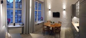 comedor con mesa y algunas ventanas en Apartment Into3City Old Town Gdansk, en Gdansk