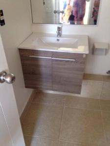 a bathroom with a sink and a mirror at Haydeé Lomas de Papudo IV in Papudo