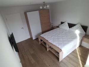 Postel nebo postele na pokoji v ubytování Ferienwohnung Dünenperle