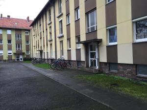 eine Reihe von Fahrrädern, die vor einem Gebäude geparkt sind in der Unterkunft Lister platz Apartment in Hannover