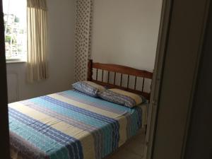 1 dormitorio con 2 almohadas en Apartament Rio Center, en Niterói