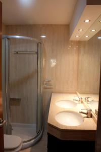 y baño con 2 lavabos y ducha. en Apartamento Góngora, en Granada
