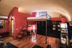 een slaapkamer met een stapelbed in een kamer bij Sailors Rest Riomaggiore - Cinque Terre in Riomaggiore