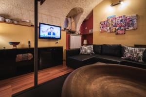 a living room with a couch and a flat screen tv at Sailors Rest Riomaggiore - Cinque Terre in Riomaggiore